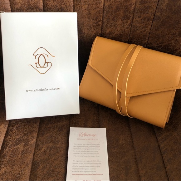 Glass Ladder & Co - Katherine Tech Roll - Picture 2 of 2